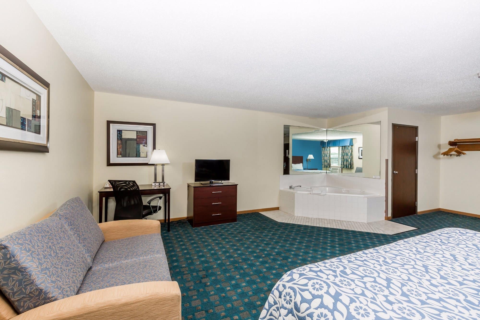 Days Inn by Wyndham Sioux City has jacuzzi suites