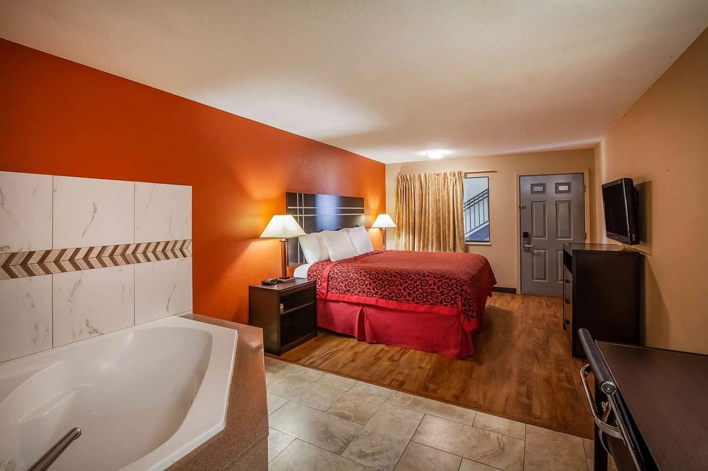 Days Inn by Wyndham Sulphur LA has jacuzzi suites