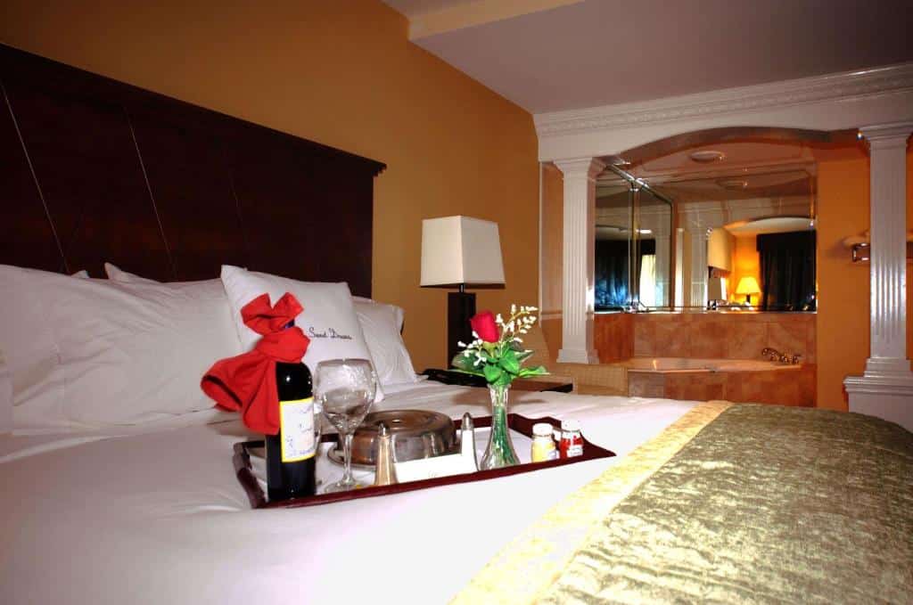 DoubleTree by Hilton Hotel Fayetteville has jacuzzi suites