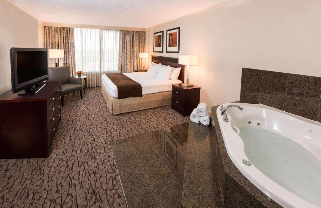DoubleTree by Hilton Hotel Lafayette has jacuzzi suites