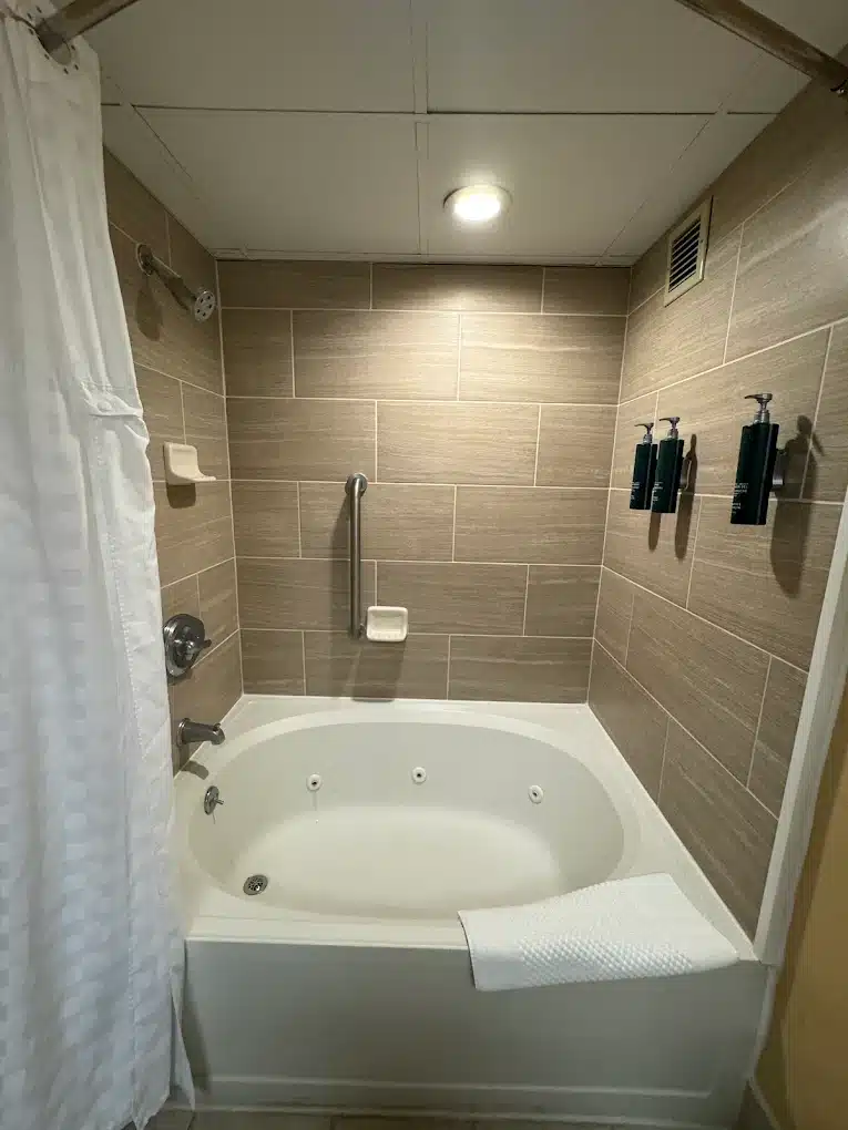 Doubletree By Hilton Hotel Atlantic Beach Oceanfront has jacuzzi suites