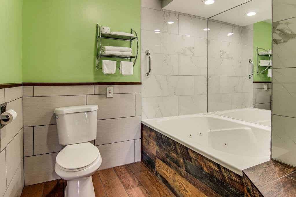 Econo Lodge Cadillac has jacuzzi suites