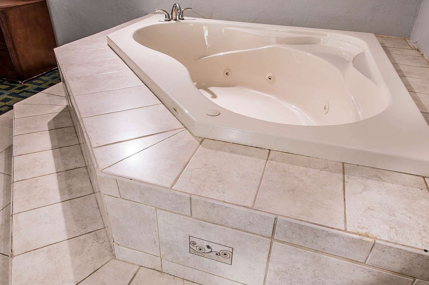 Econo Lodge Cranston has jacuzzi suites