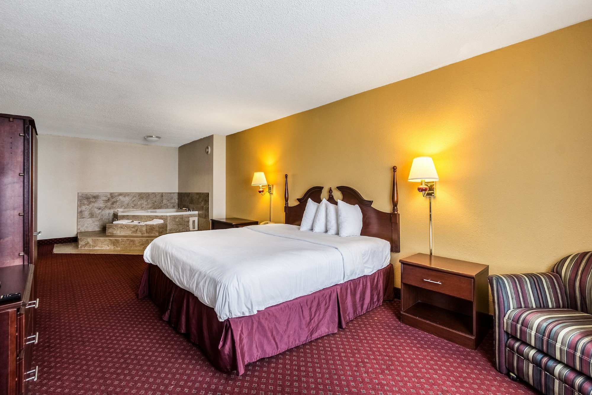 Econo Lodge Inn & Suites Chambersburg has jacuzzi suites