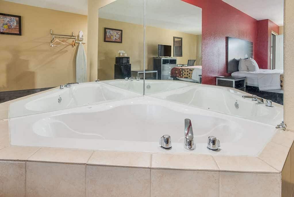 Econo Lodge Lake Charles University Area has jacuzzi suites