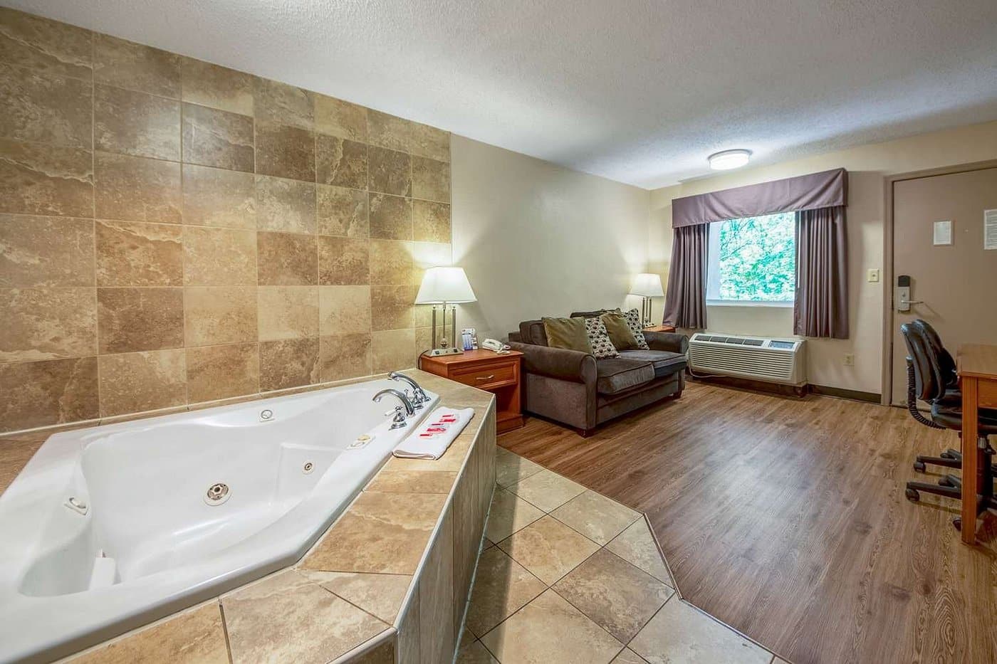 Econo Lodge Mount Laurel has jacuzzi suites