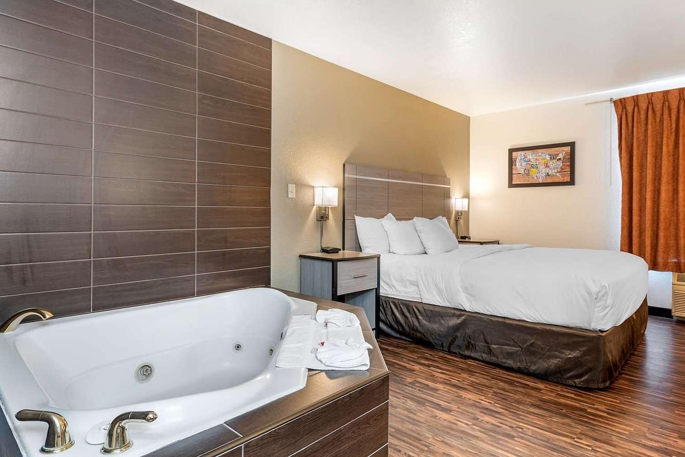 Econo Lodge Pueblo has jacuzzi suites