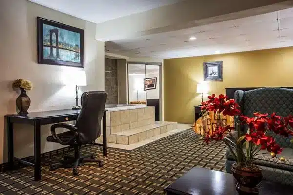 Econo Lodge Salisbury has jacuzzi suites