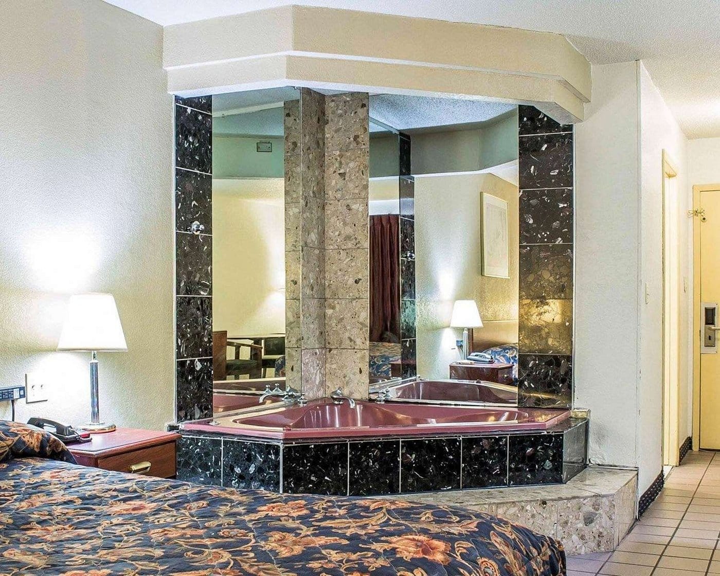 Econo Lodge Scranton Near Montage Mountain has jacuzzi suites