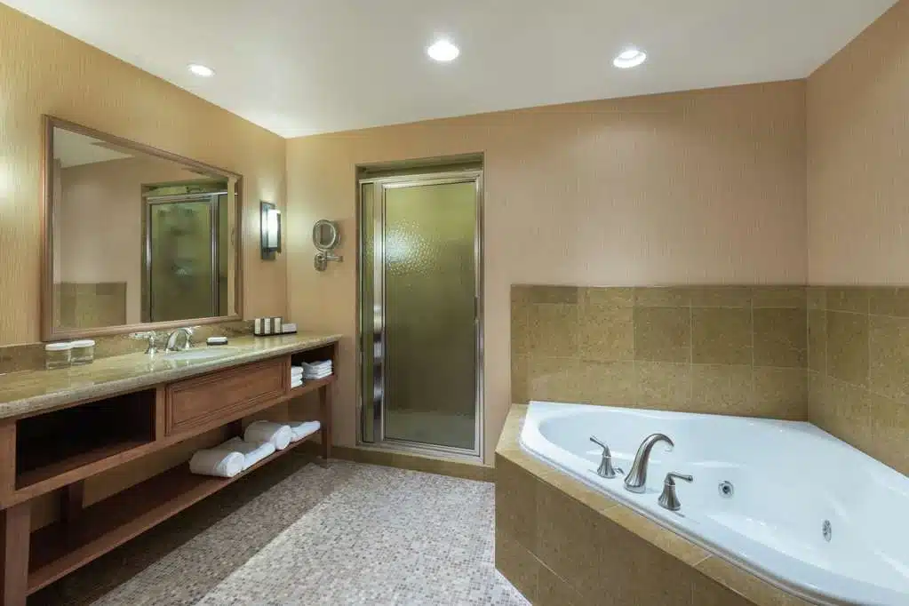 Embassy Suites By Hilton Loveland Conference Center has jacuzzi suites
