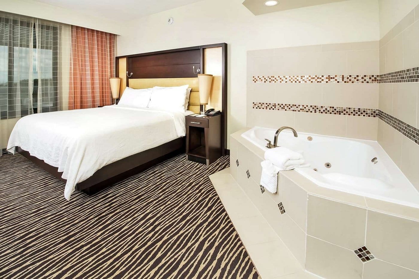 Embassy Suites by Hilton Fayetteville Fort Liberty has jacuzzi suites