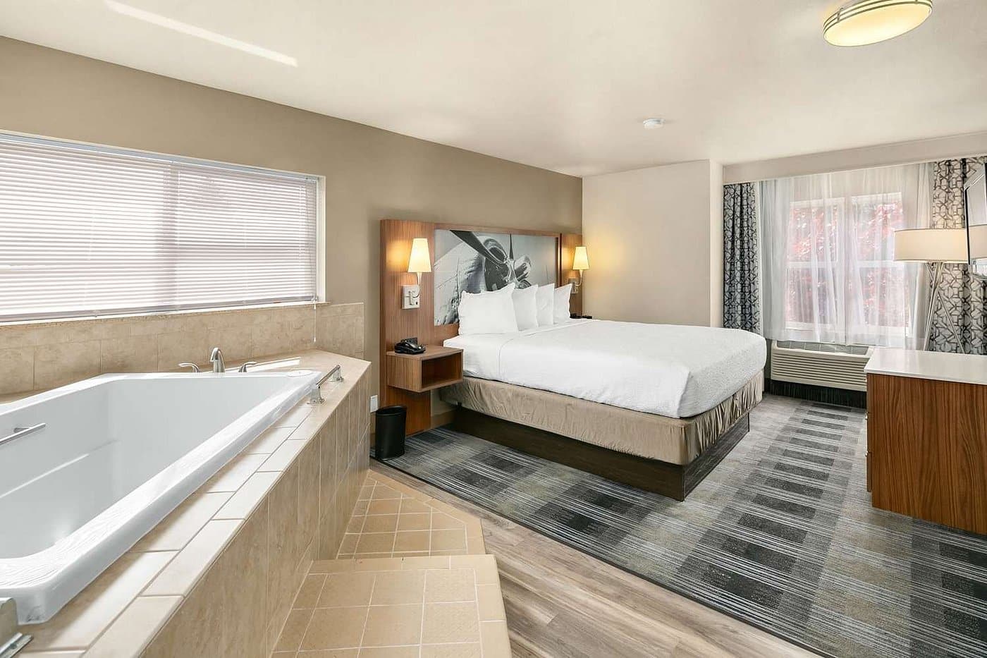 Executive Residency by Best Western Navigator Inn & Suites has jacuzzi suites