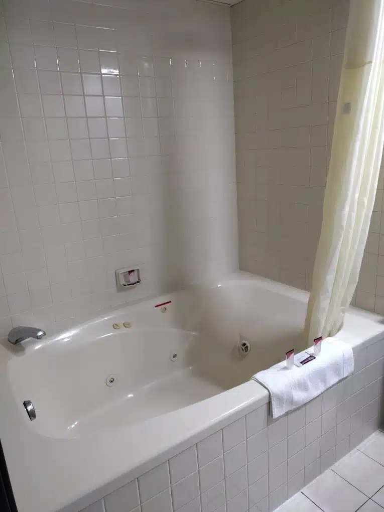 Express Inn Parsons has jacuzzi suites