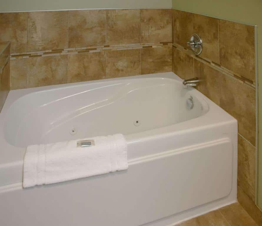Expressway Suites of Grand Forks has jacuzzi suites