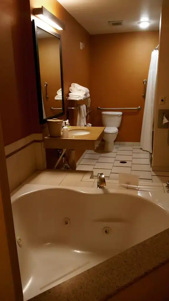 Fairfield Inn & Suites Yakima has jacuzzi suites