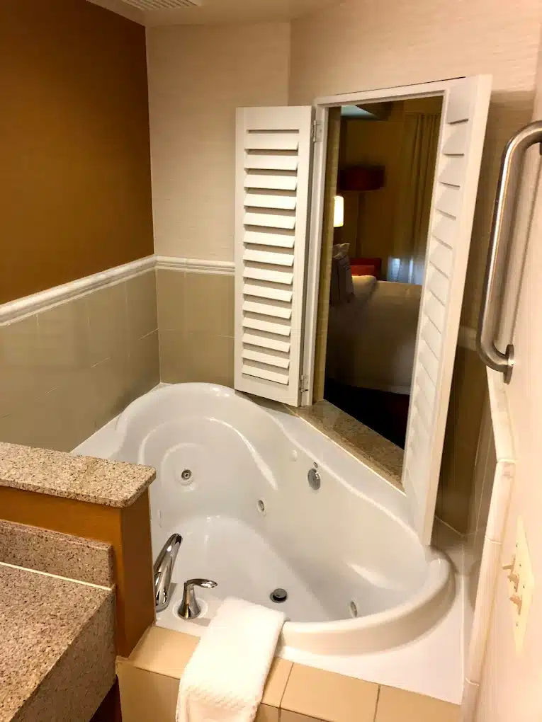 Fairfield Inn & Suites by Marriott Edison-South Plainfield has jacuzzi suites