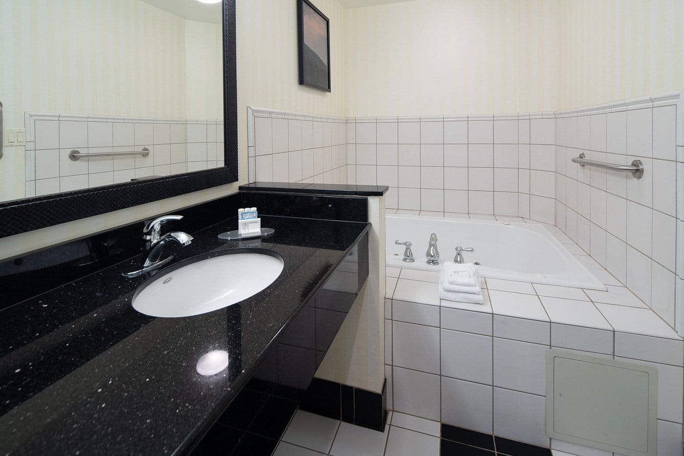 Fairfield by Marriott Inn & Suites Seattle Bremerton has jacuzzi suites