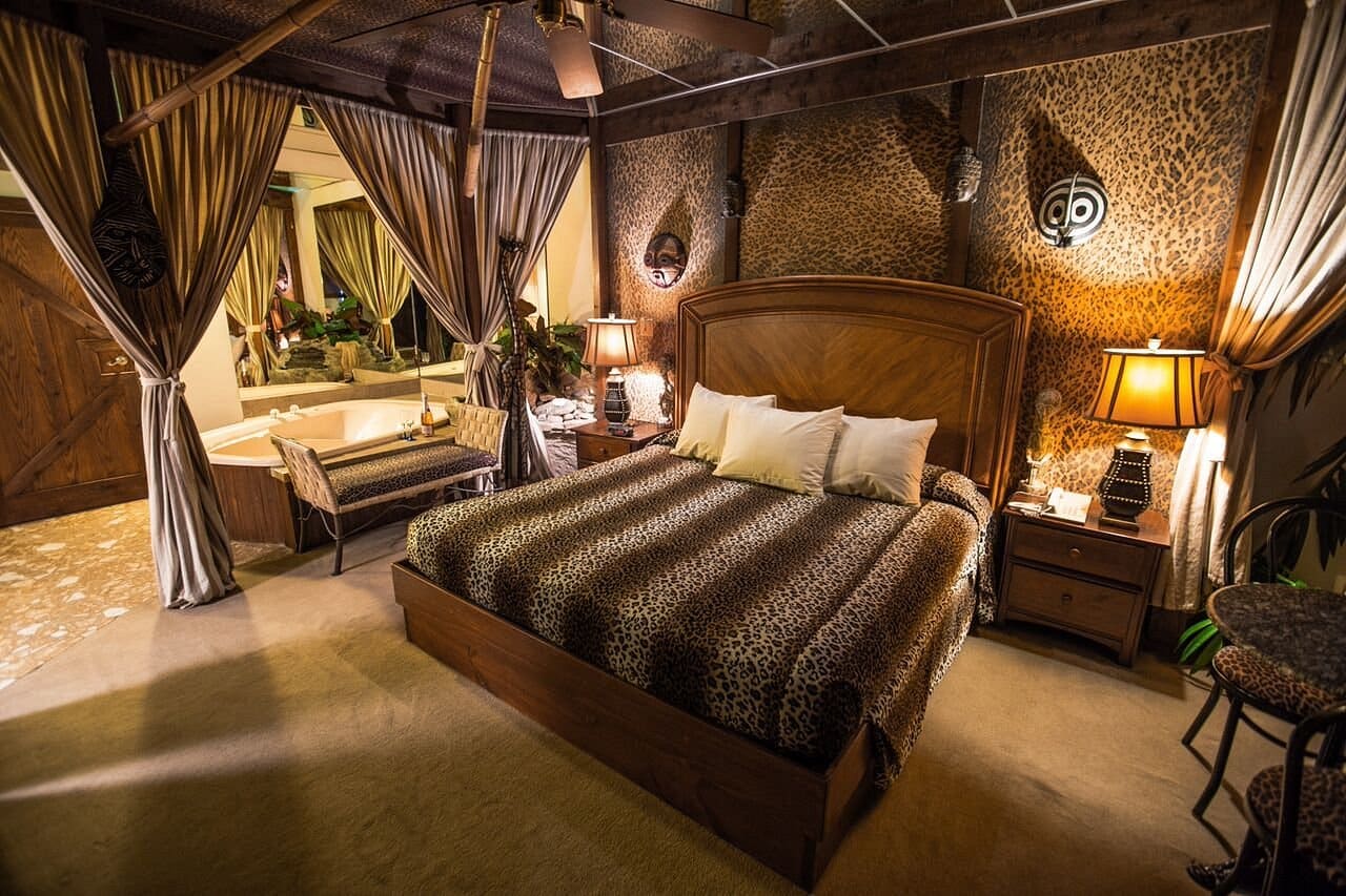 Feather Nest Inn has jacuzzi suites