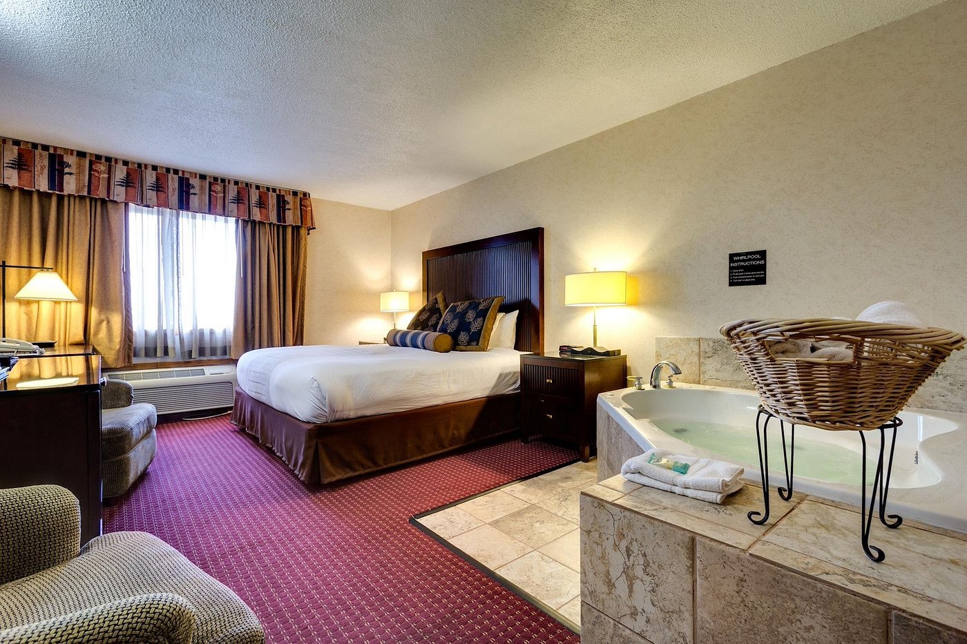 Fireside Inn & Suites has jacuzzi suites