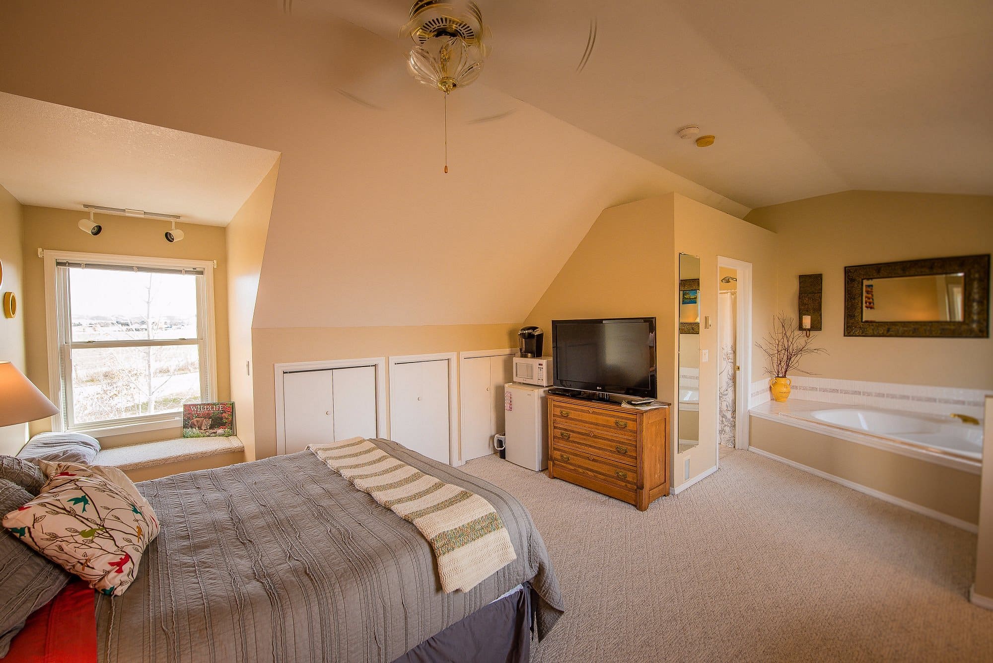 Fox Hollow Inn has jacuzzi suites