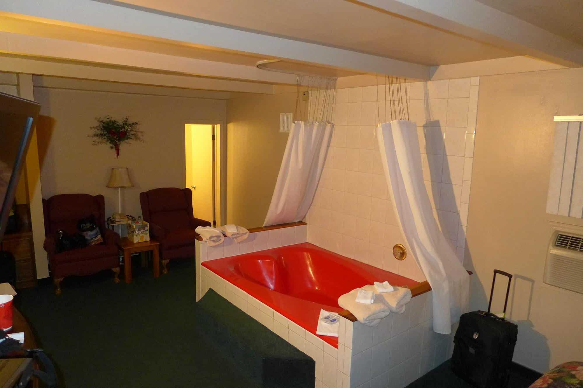 Glenwood Springs Cedar Lodge has jacuzzi suites