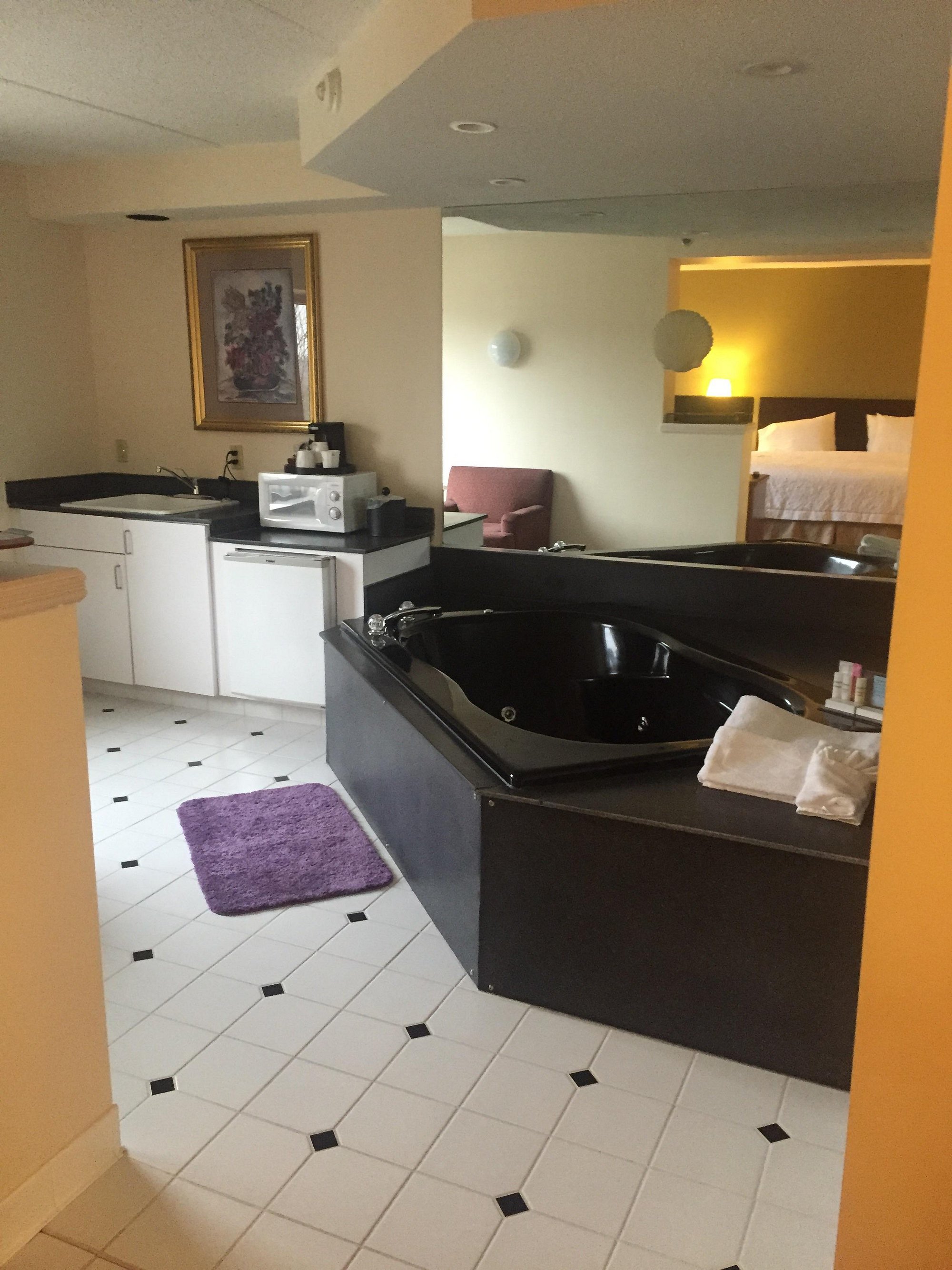 Hampton Inn Flemington has jacuzzi suites