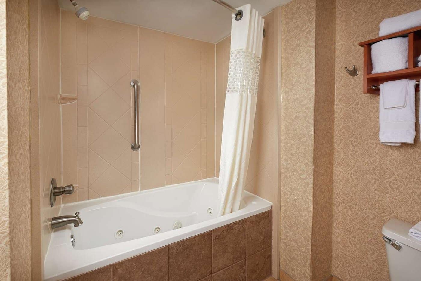 Hampton Inn Franklin has jacuzzi suites