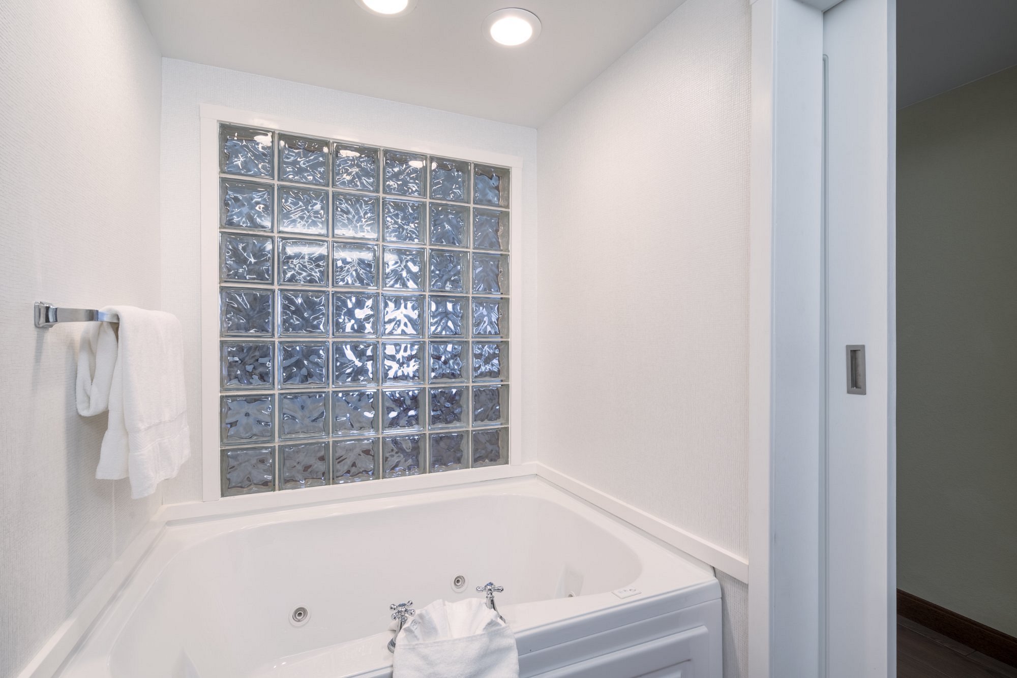 Hampton Inn Frostburg has jacuzzi suites