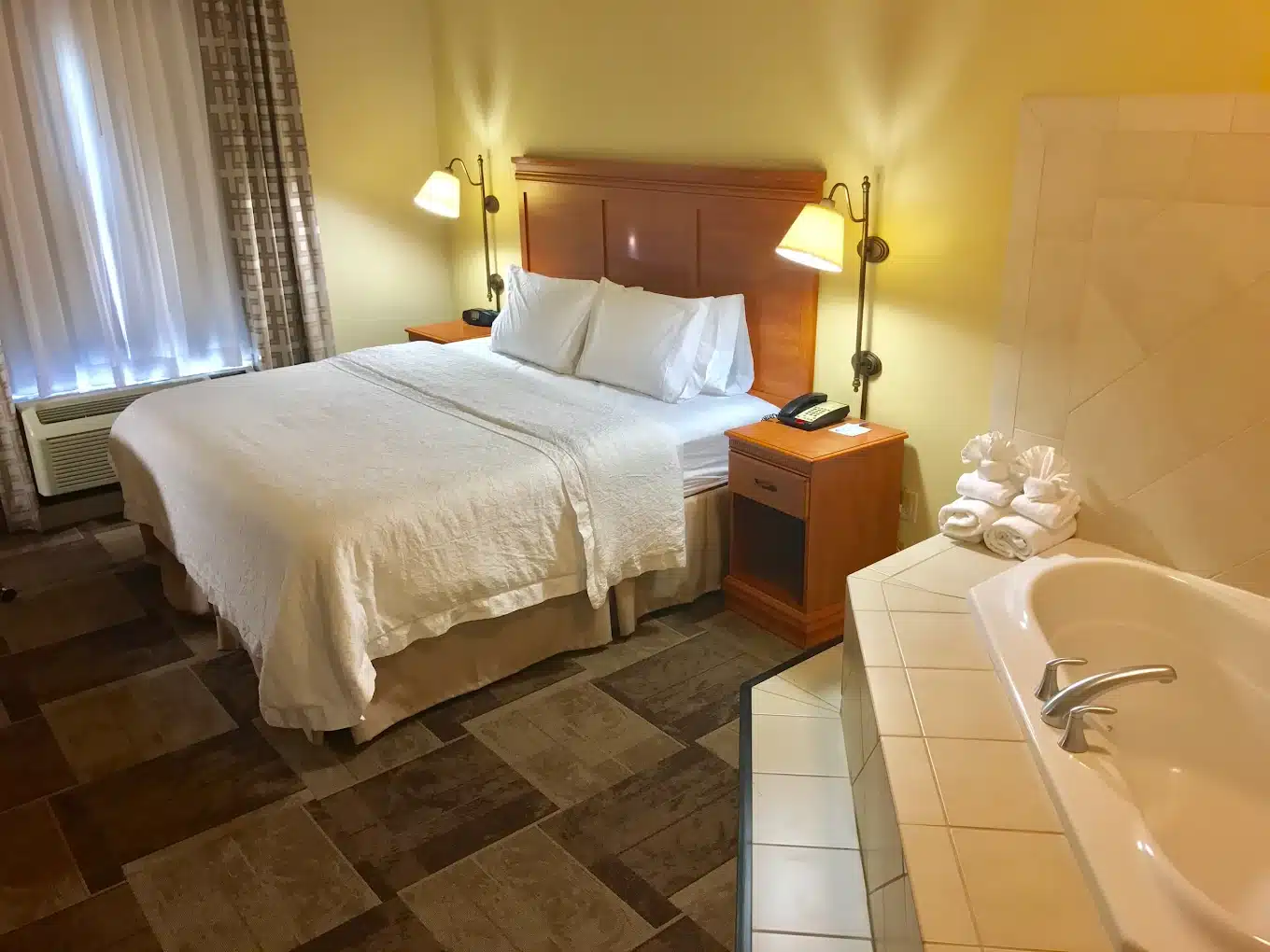 Hampton Inn Garden City has jacuzzi suites