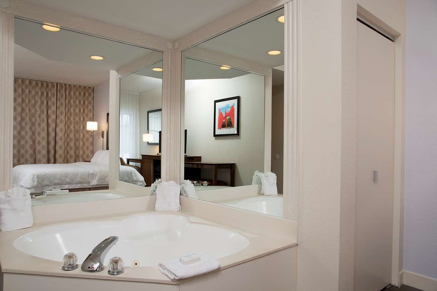 Hampton Inn Grand Rapids-South has jacuzzi suites