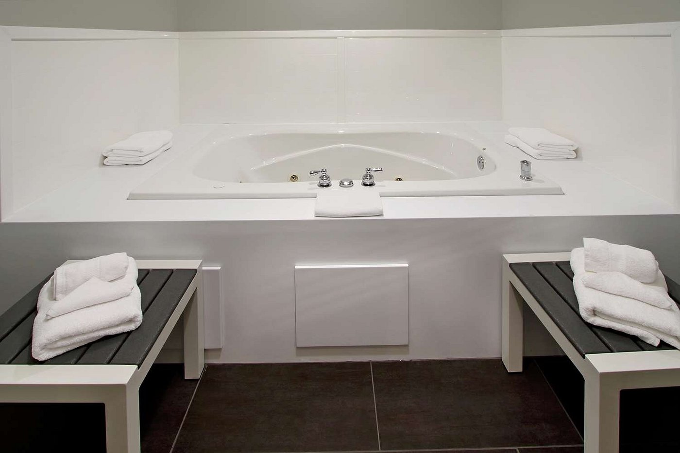 Hampton Inn Hagerstown-I-81 has jacuzzi suites