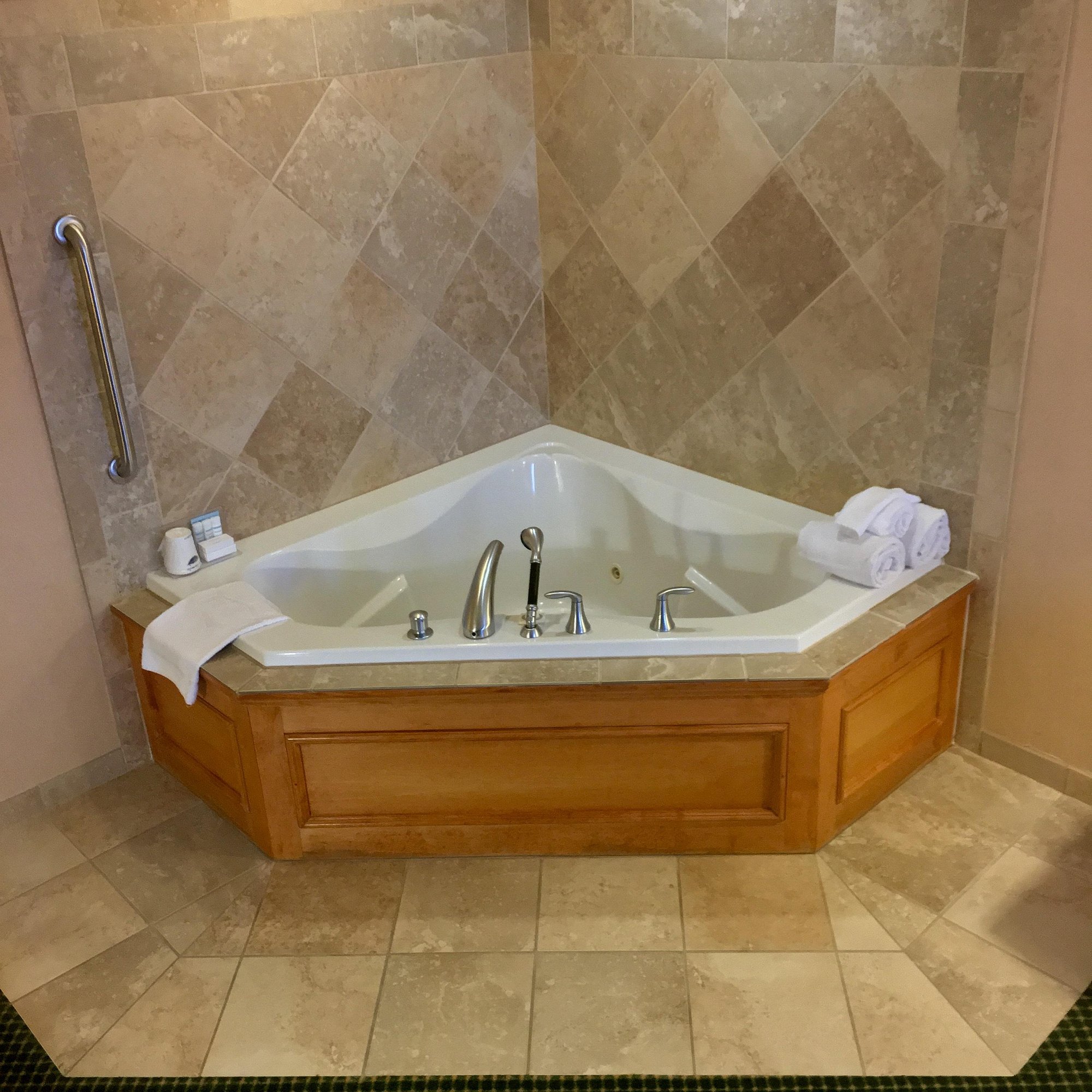 Hampton Inn Hays-North of I-70 has jacuzzi suites