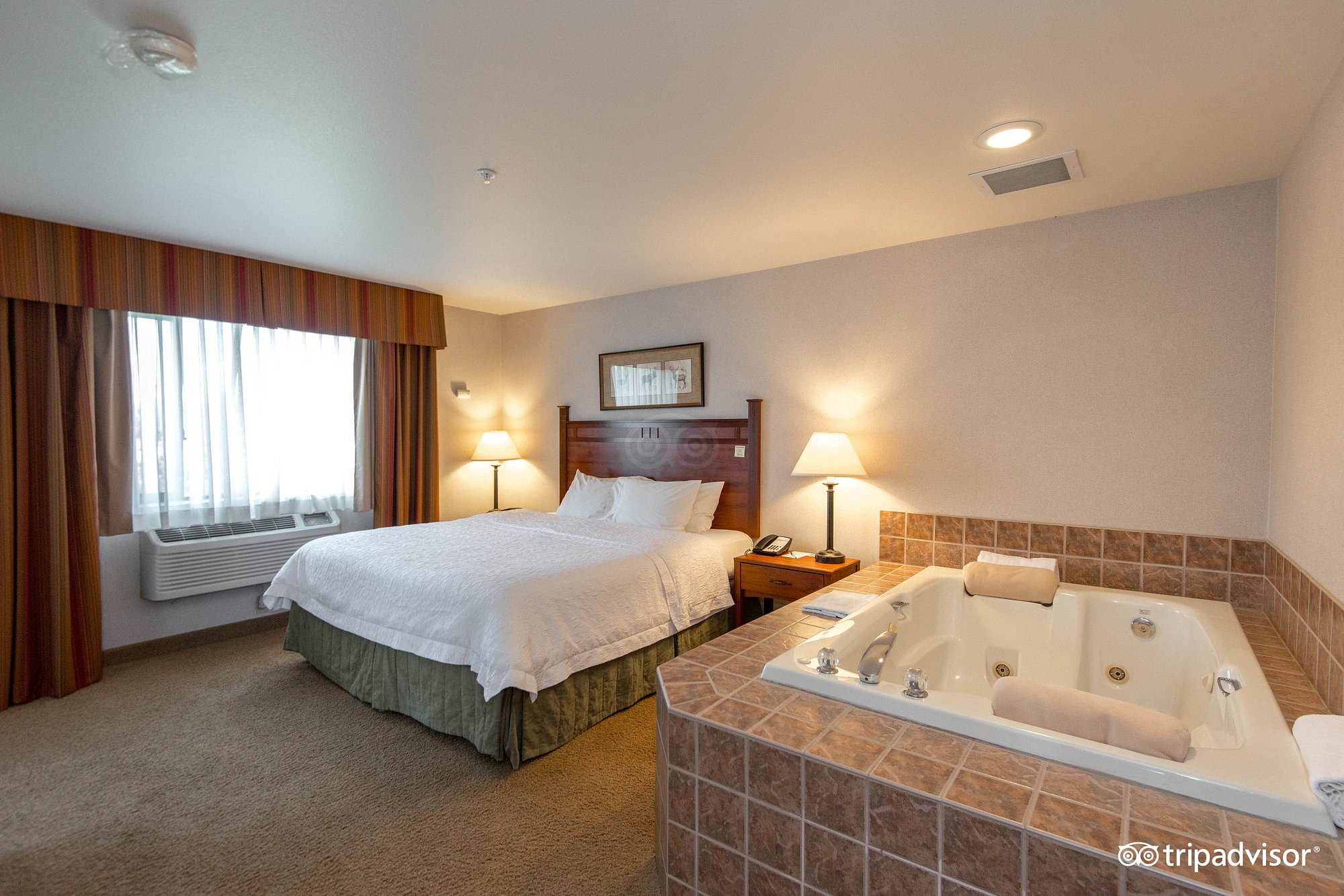 Hampton Inn Kalispell has jacuzzi suites