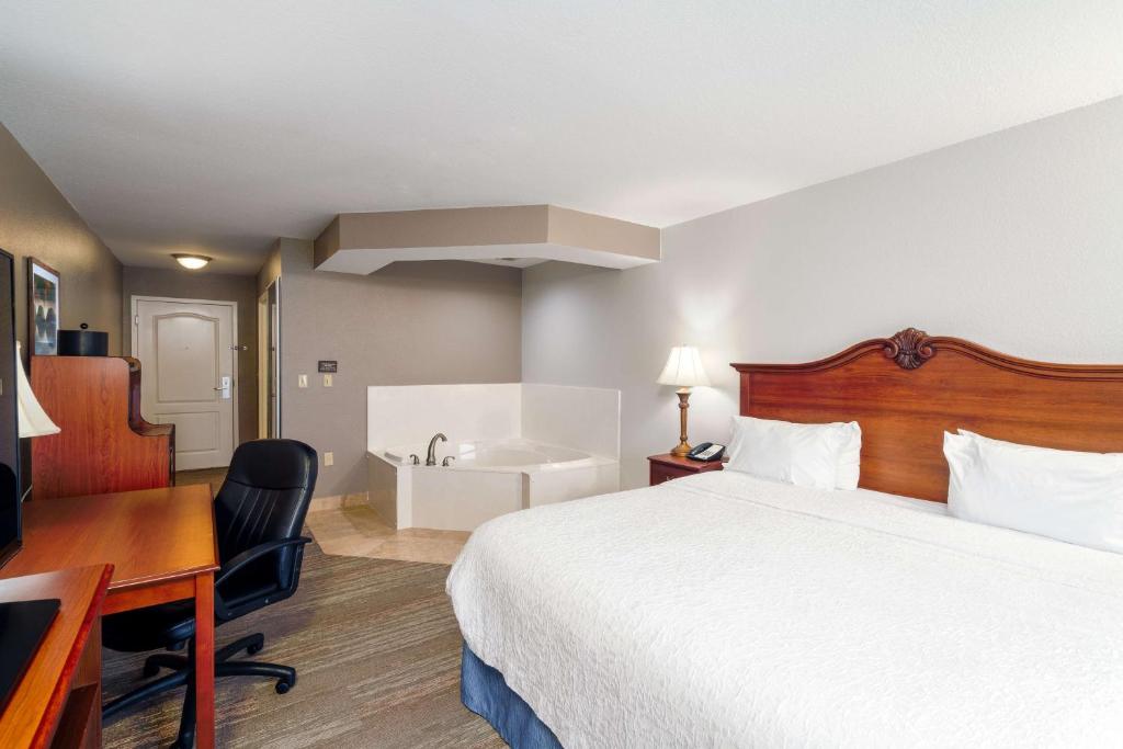 Hampton Inn London-North has jacuzzi suites