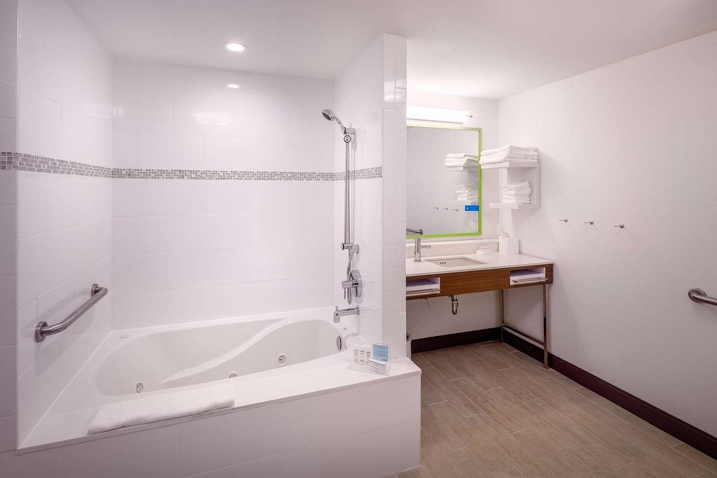 Hampton Inn Paramus has jacuzzi suites