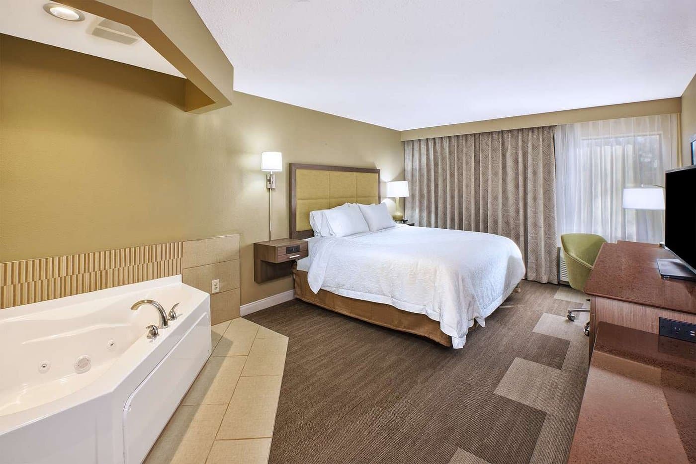 Hampton Inn Sault Ste Marie has jacuzzi suites