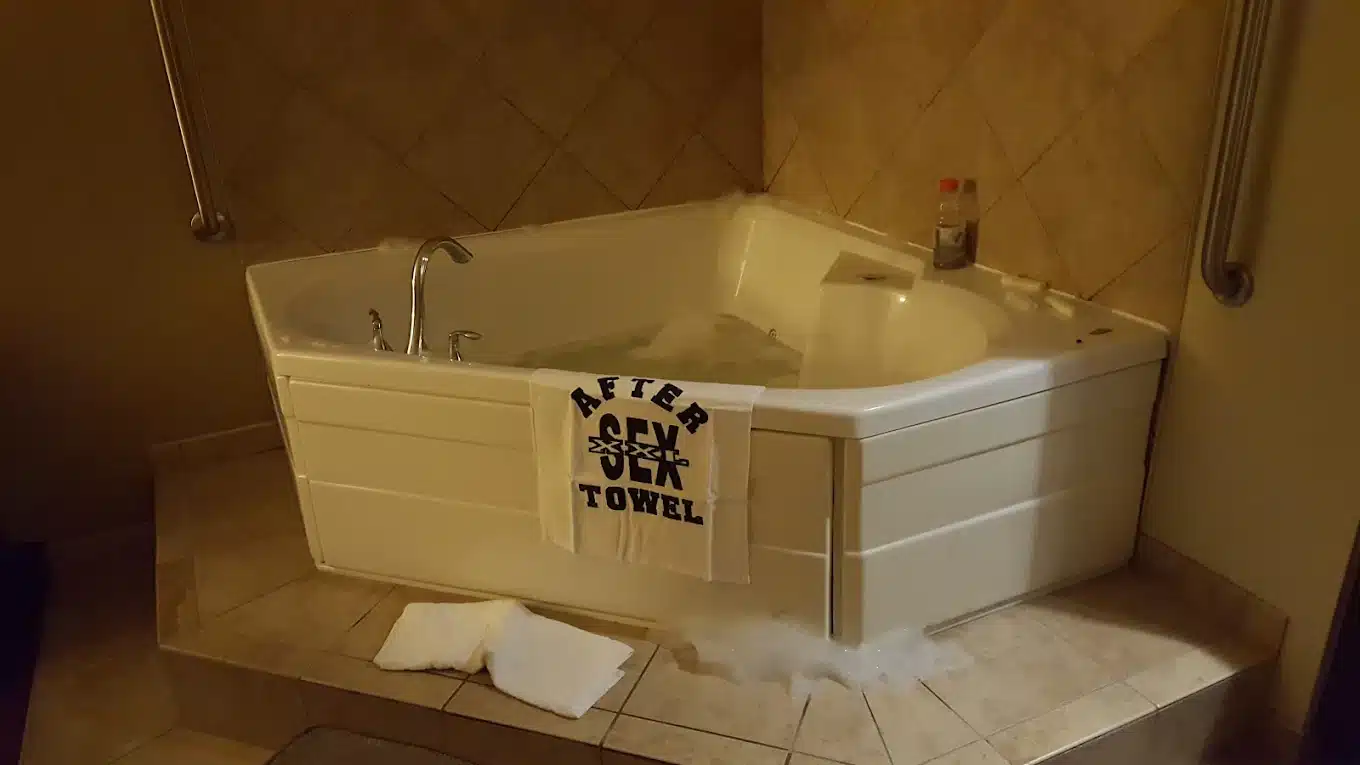 Hampton Inn Scranton At Montage Mountain has jacuzzi suites