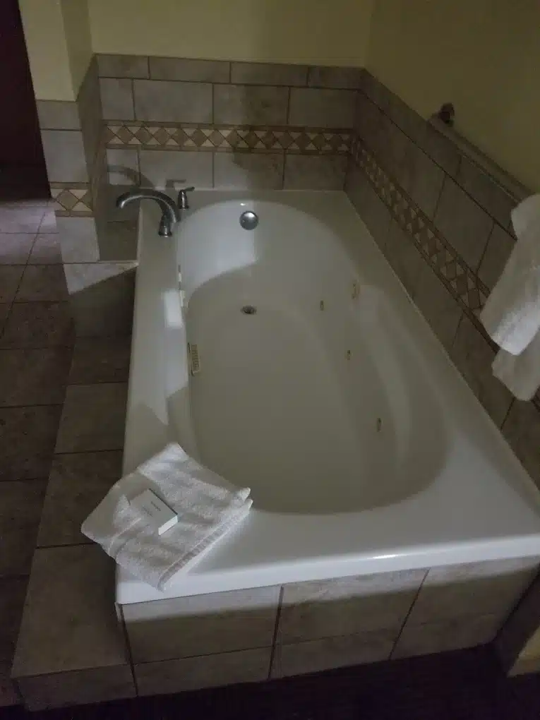 Hampton Inn Slidell has jacuzzi suites