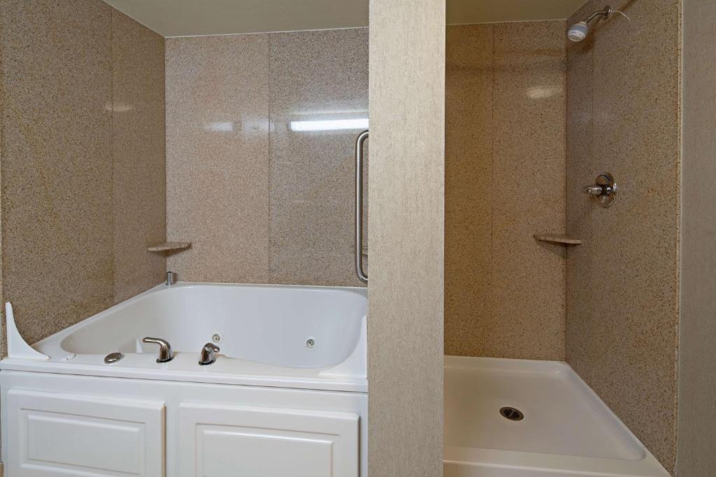 Hampton Inn & Suites Bremerton has jacuzzi suites