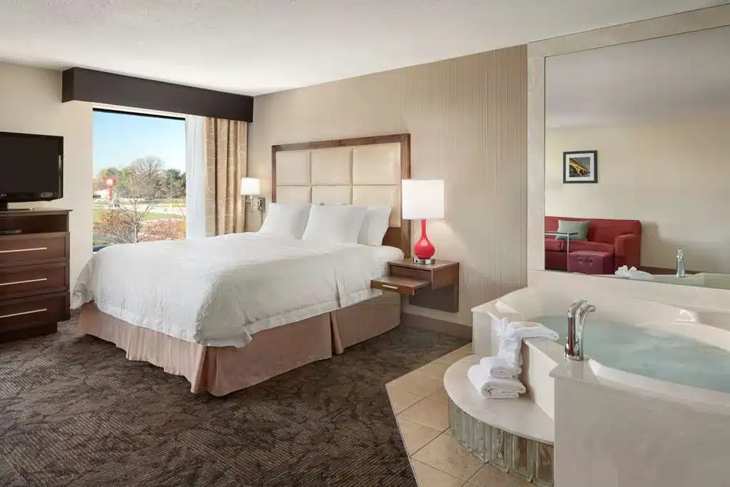 Hampton Inn & Suites Detroit/Sterling Heights has jacuzzi suites