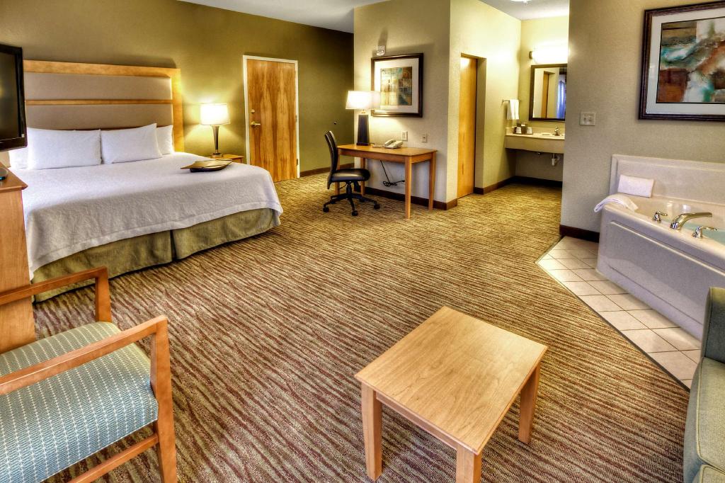 Hampton Inn & Suites Kalamazoo-Oshtemo has jacuzzi suites
