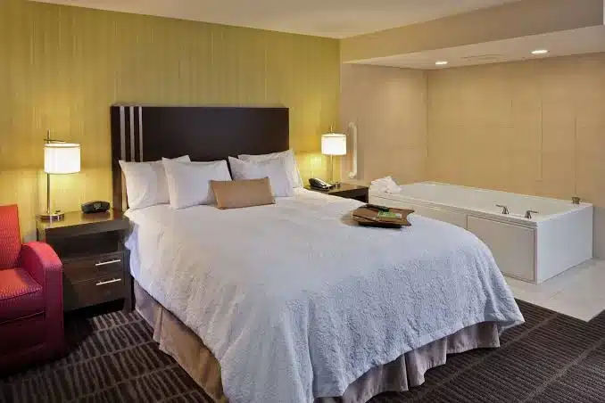 Hampton Inn & Suites Saginaw has Jacuzzi suites