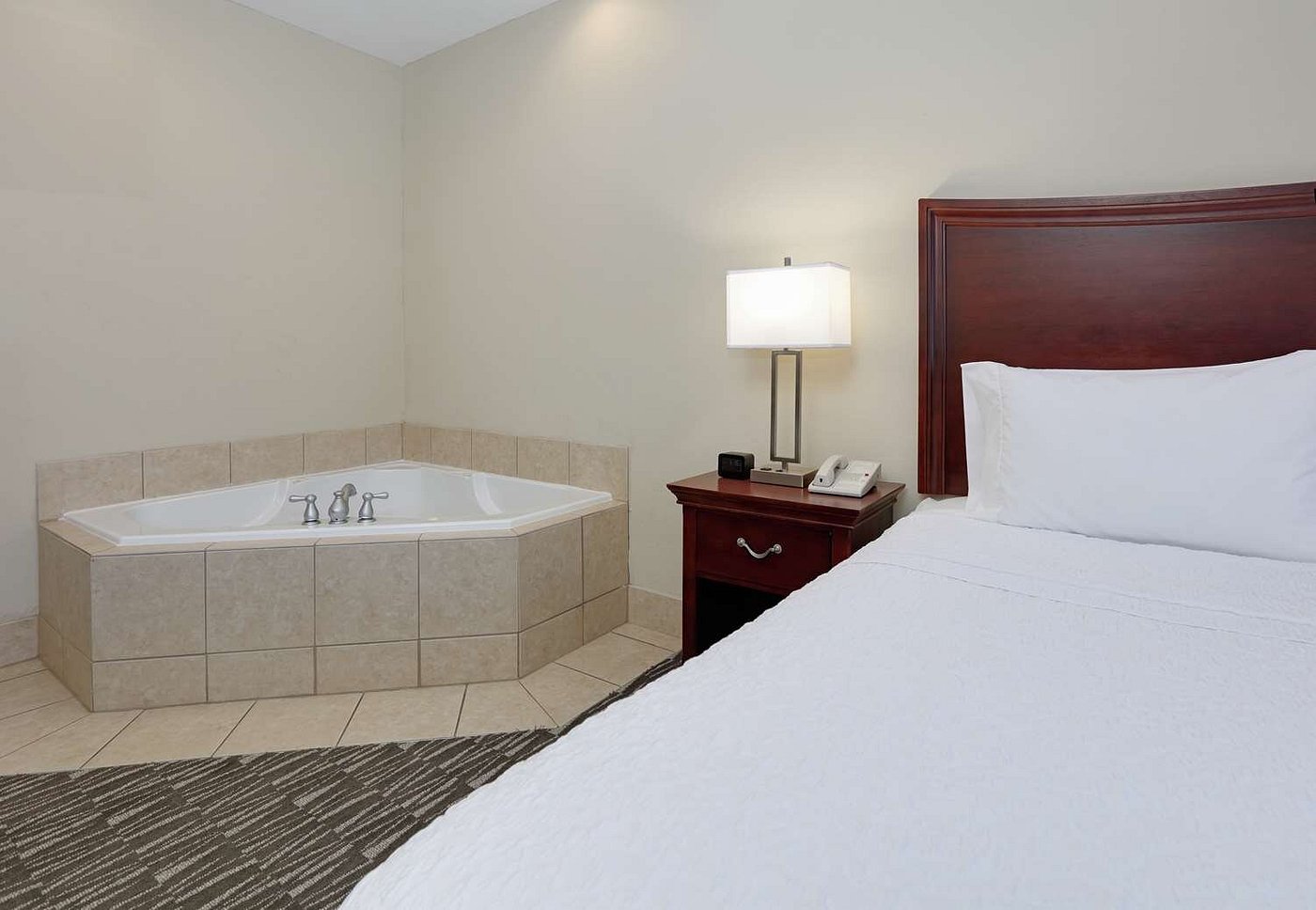 Hampton Inn & Suites Southern Pines-Pinehurst has jacuzzi suites