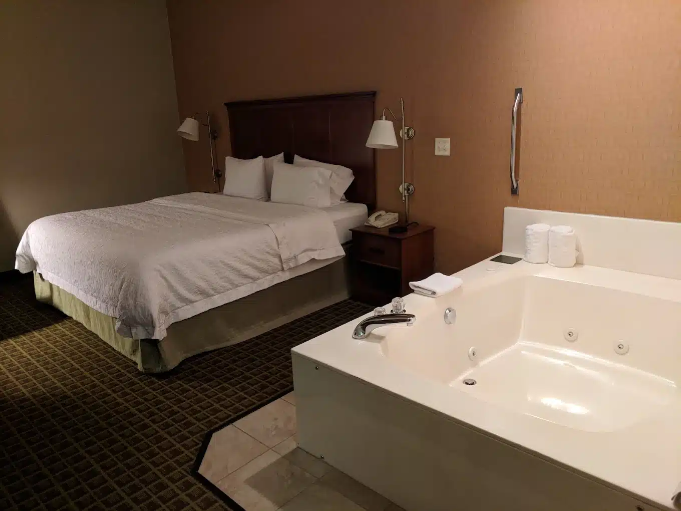 Hampton Inn & Suites Valparaiso has jacuzzi suites