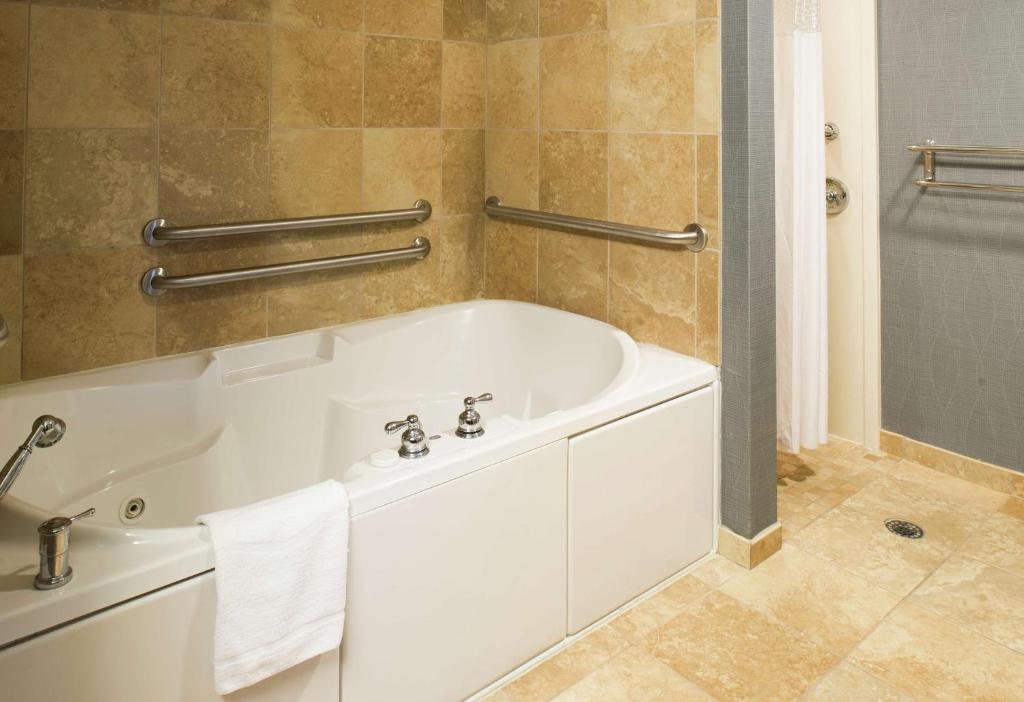 Hampton Inn & Suites Vineland has jacuzzi suites