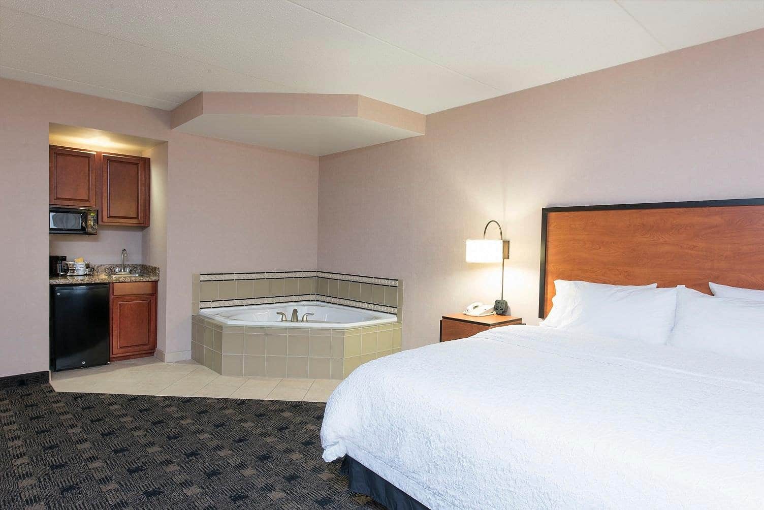 Hampton Inn and Suites Indianapolis-Fishers has jacuzzi suites