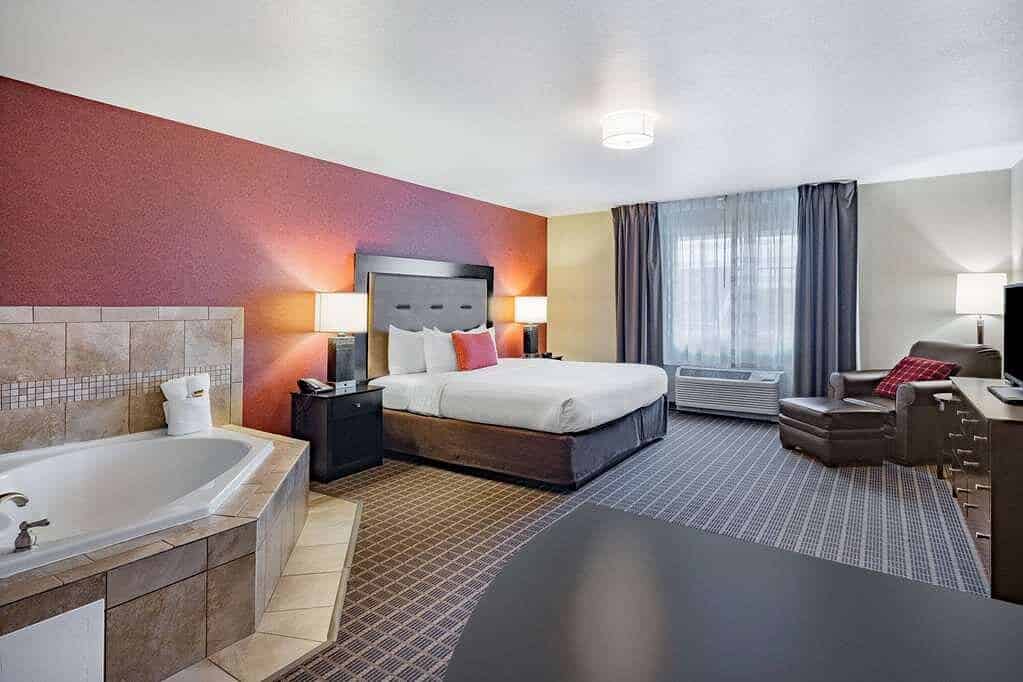 Hawthorn Suites by Wyndham Dickinson has jacuzzi suites