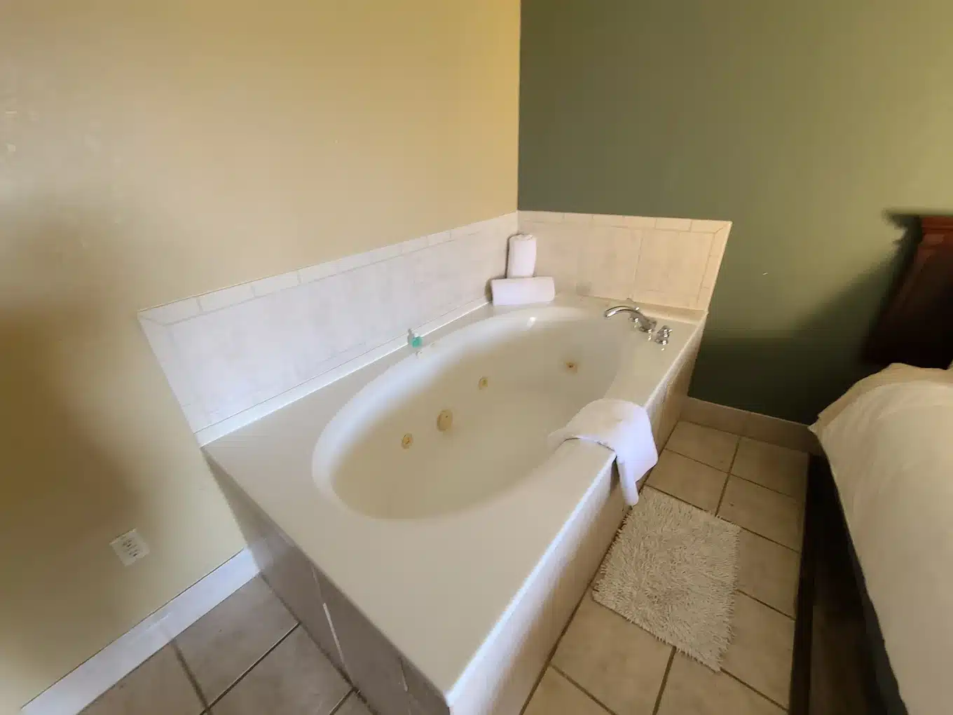 Hillside Inn Madison IN has jacuzzi suites