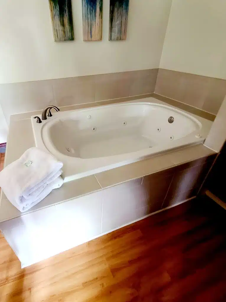 Hilltop Inn Broomfield Denver has jacuzzi suites