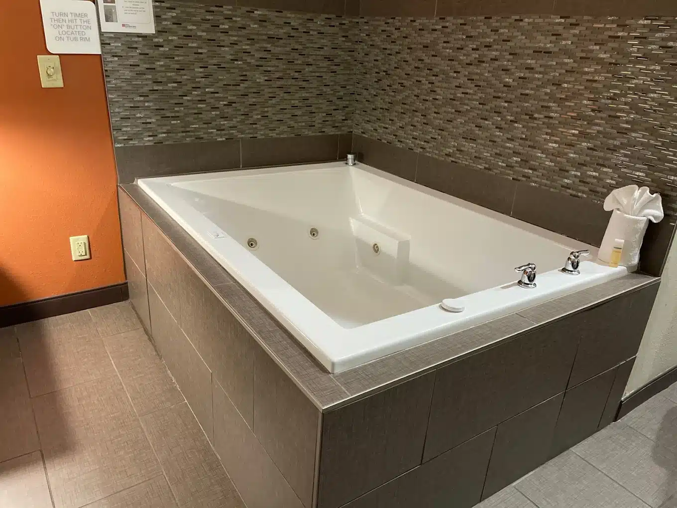 Hilton Garden Inn Benton Harbor / St. Joseph has jacuzzi suites